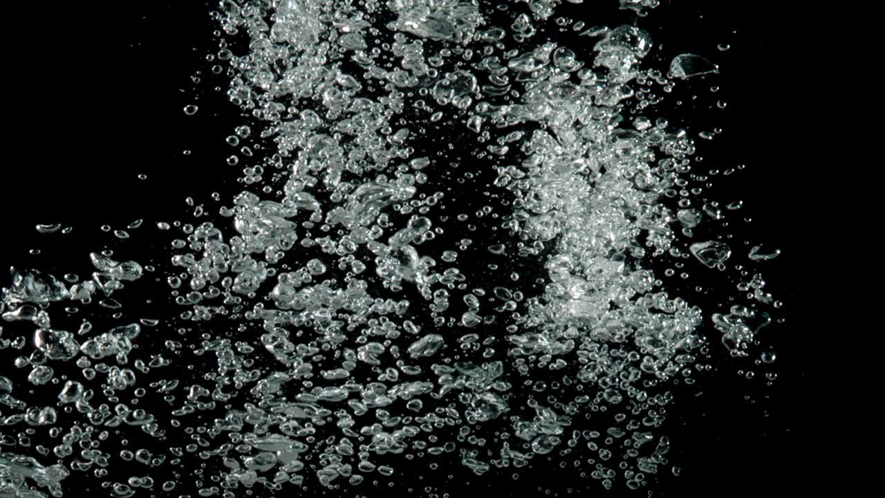 큰 거품이 물 속으로 어지고 있습니다.