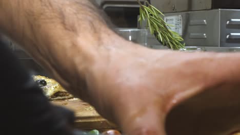 preparando un plato tradicional turco de pide al horno