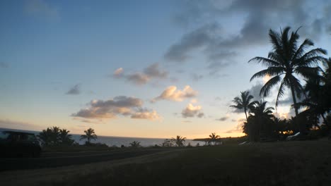 Auto-Fährt-Bei-Sonnenuntergang-Auf-Einer-Pazifikinsel-Entlang-Der-Strandstraße