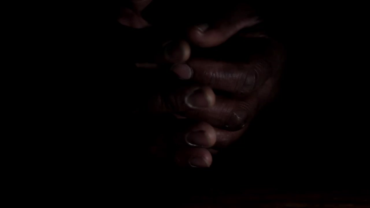 hombre rezando a dios con las manos juntas hombre caribeño rezando con fondo negro metrajes