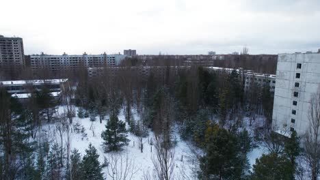 Verlassener-Wohnblock-Der-Stadt-Prypjat-In-Der-Nähe-Von-Tschernobyl-Im-Winter