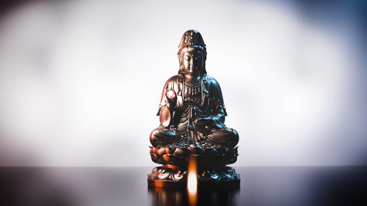 Statua di Buddha meditativa immersa nella luce dinamica e tremolante delle candele