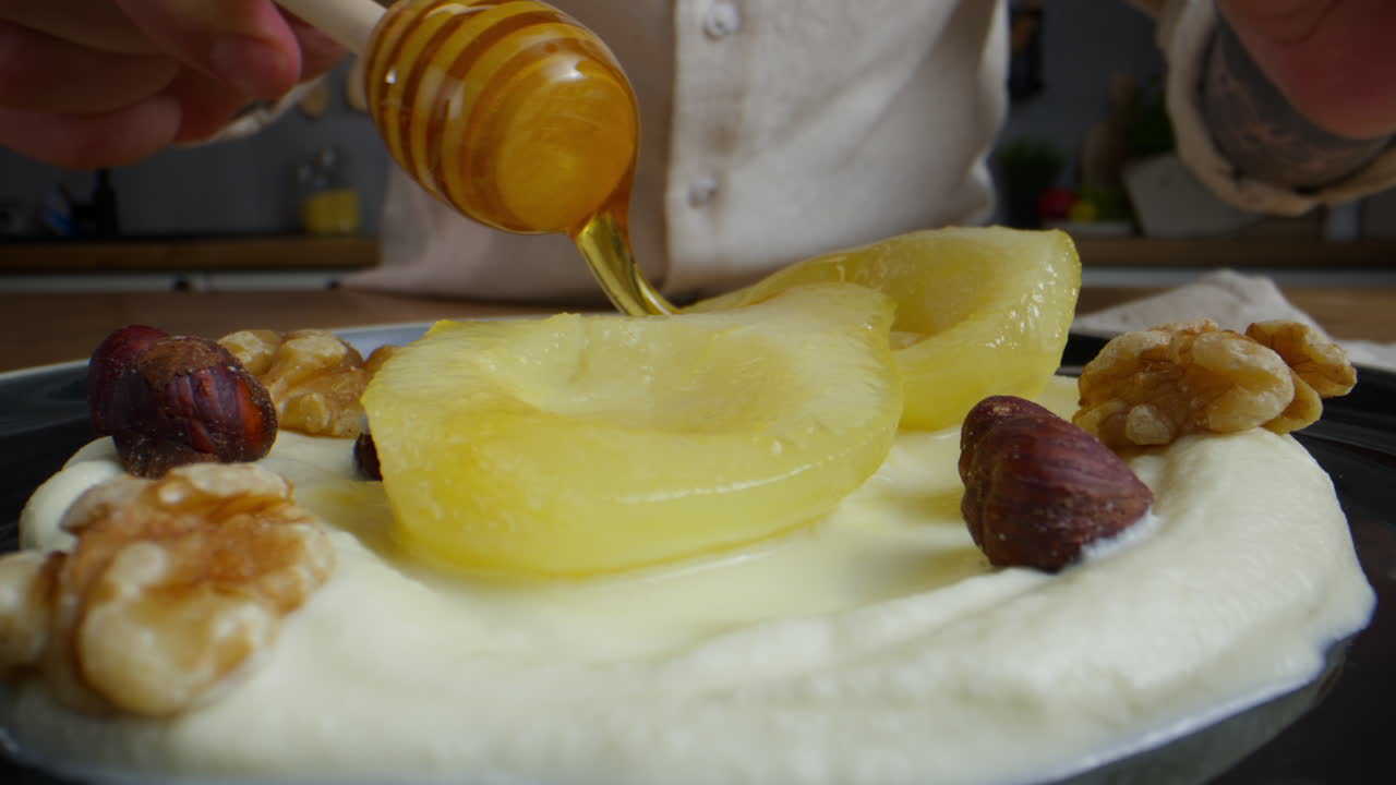 Pere con miele a filo, yogurt e noci