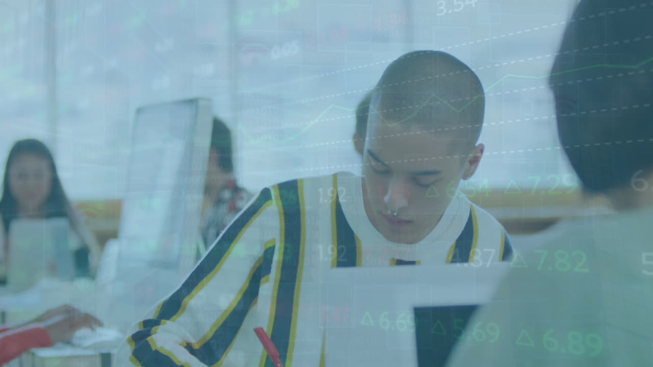 animación del procesamiento de datos del mercado de valores sobre un hombre biracial tomando notas en la oficina