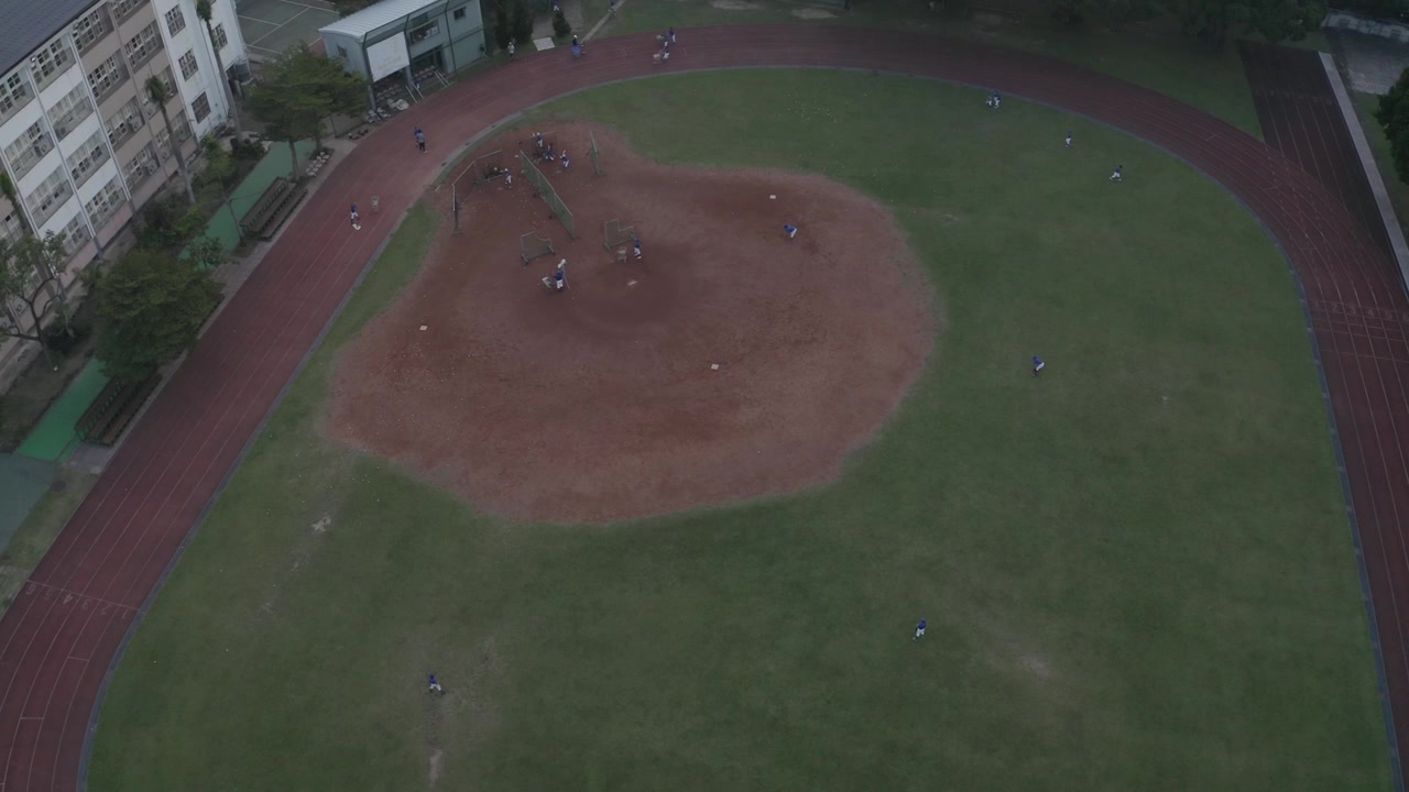 Ripresa con drone di bambini taiwanesi che giocano a baseball su un campo da baseball