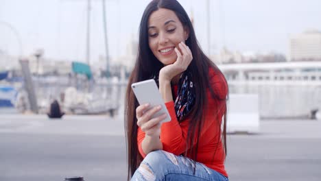 mujer atractiva leyendo un mensaje de texto