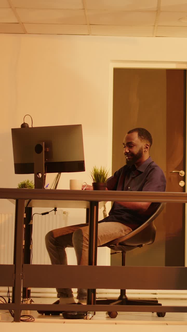 Homme travaillant sur ordinateur au bureau