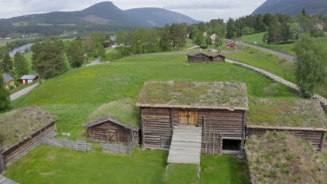 vista aérea de las tradicionales cabañas noruegas y la granja tiene techos verdes en la ciudad de tynset en noruega el 25 de junio de 2021