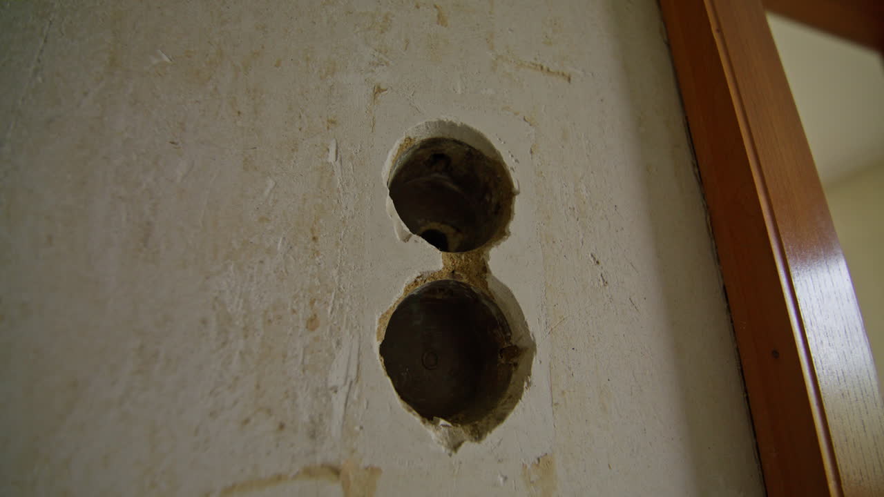 toma de paralaje en cámara lenta de una salida vacía en una vieja casa abandonada