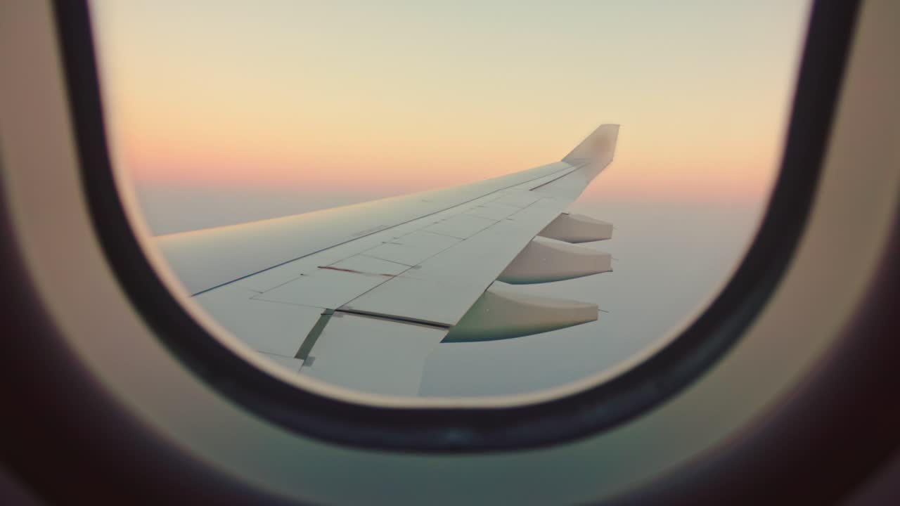 비행기 창밖으로 보이는 날개 하늘