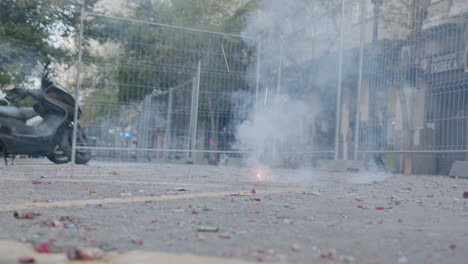 los petardos en la calle son algo común en las fallas de valencia