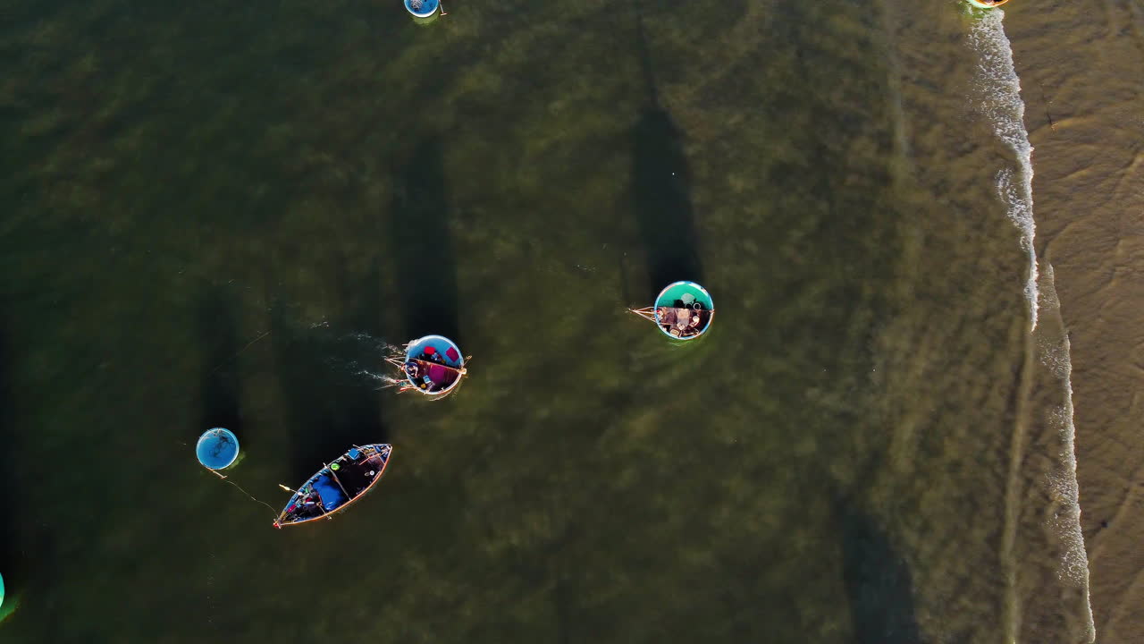 이른 아침에 어부들이 활동하는 코라클 보트