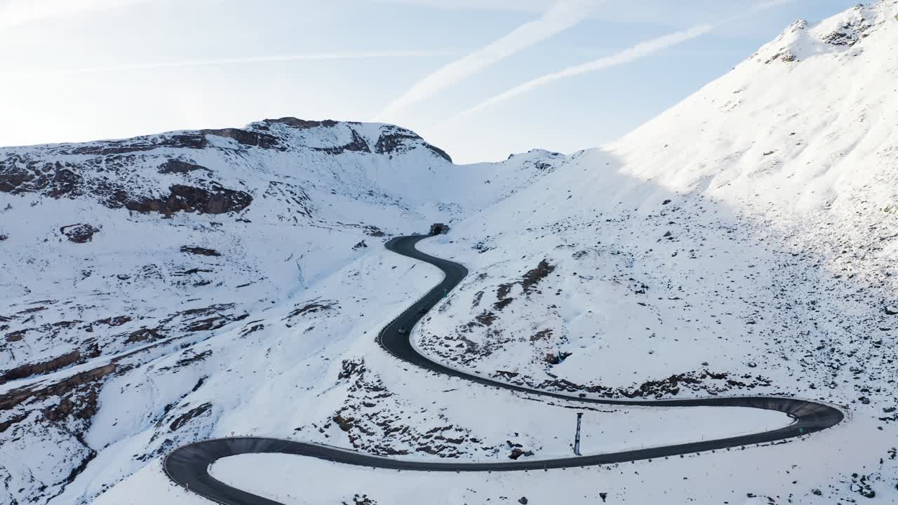 una increíble vista aérea de un camino sinuoso en las montañas nevadas