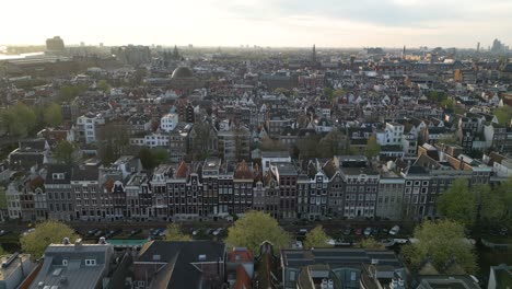 Impresionante-Vista-Aérea-Sobre-Ámsterdam:-Famoso-Sistema-De-Canales,-Casas-Estrechas