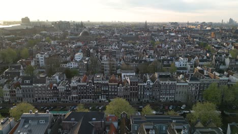 increíble vista aérea sobre ámsterdam - famoso sistema de canales, casas estrechas
