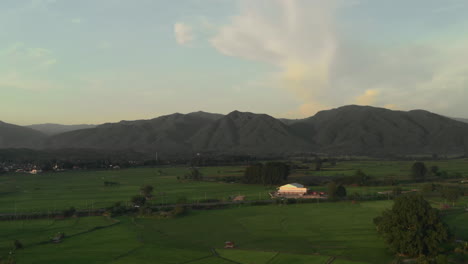 Puesta-De-Sol-Vista-Del-Paisaje-Campo-Agricultura-Campos-De-Arroz-Y-Montañas-Y-El-Sol-Se-Pone-Detrás-De-Las-Montañas