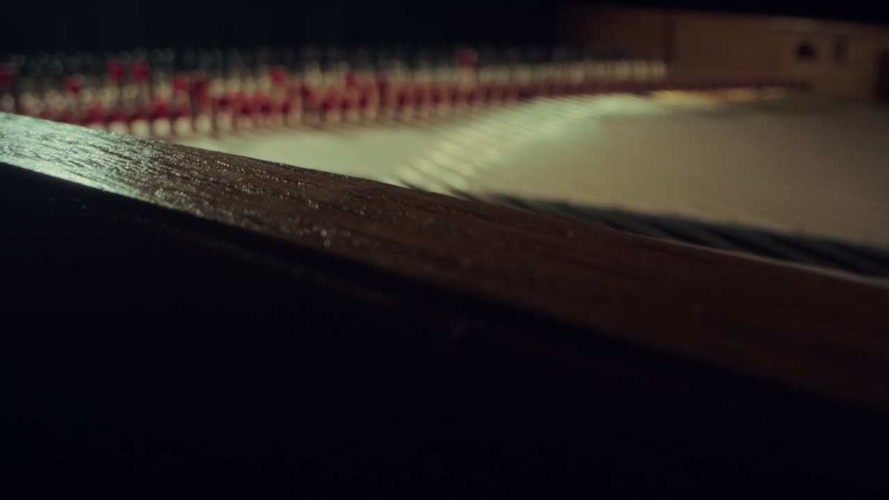 cuerpo de sonido del piano, la cámara se mueve hacia atrás a la izquierda, cámara lenta, madera oscura, amarilla