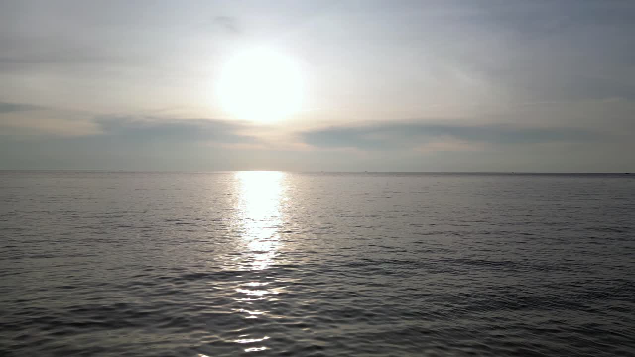 volando desde la playa hacia el atardecer
