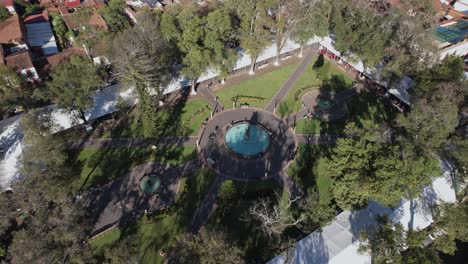 drone vista de la plaza en el centro de patzcuaro