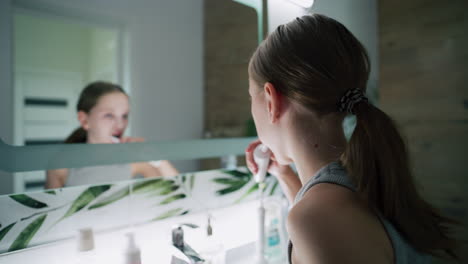 una adolescente cepillándose los dientes