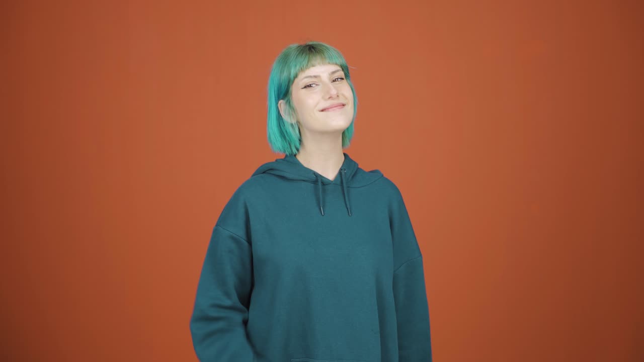 젊은 여성이 카메라에 긍정적인 제스처를 하고 있습니다.