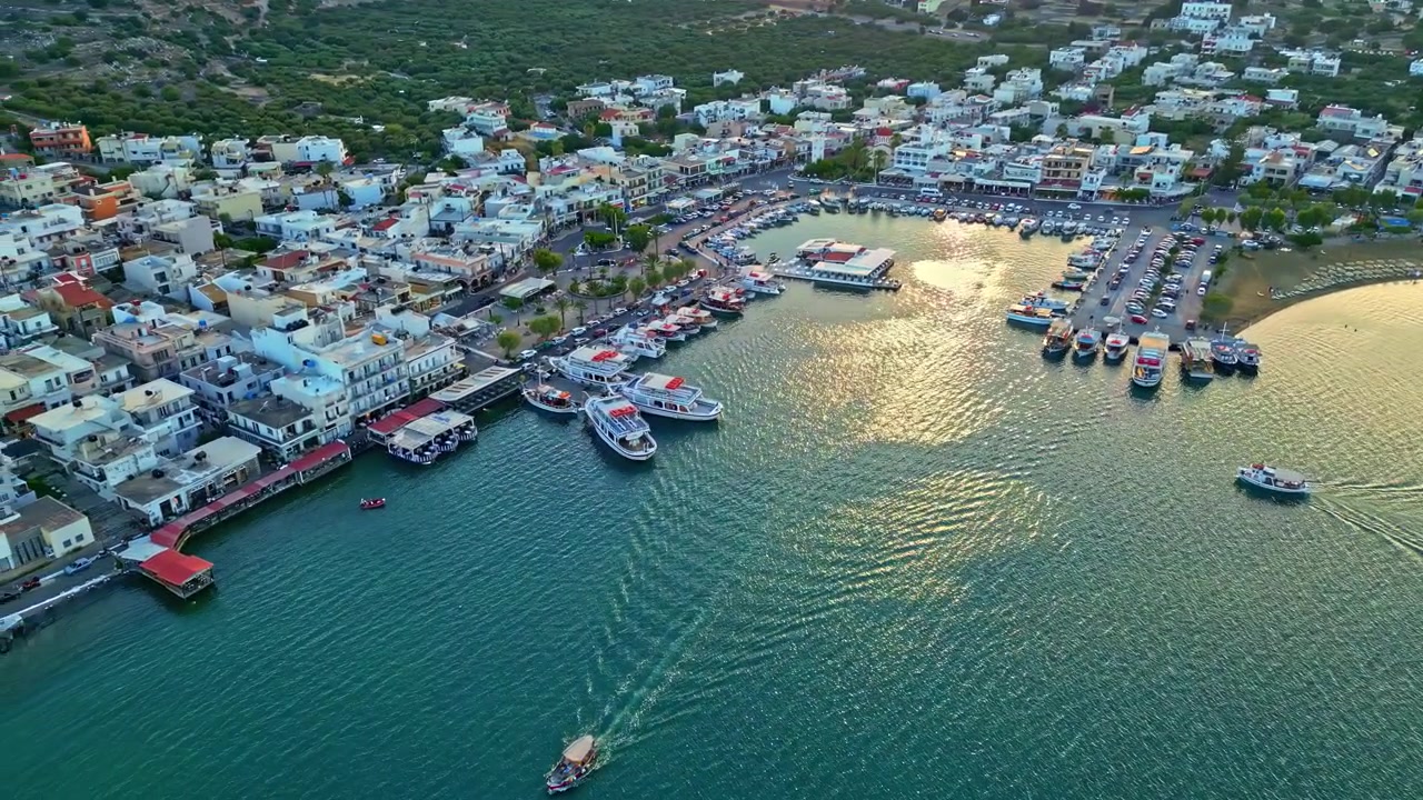 Elounda hamn, turistmål på Kreta. Flygvy.