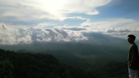 Silueta-Del-Hombre-En-Una-Plataforma-De-Madera-Con-Vistas-Al-Valle-En-El-Norte-De-Bali,-Indonesia