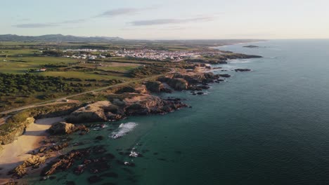 Playa-Escarpada-Praia-Da-Samoqueira-En-Sines,-Portugal