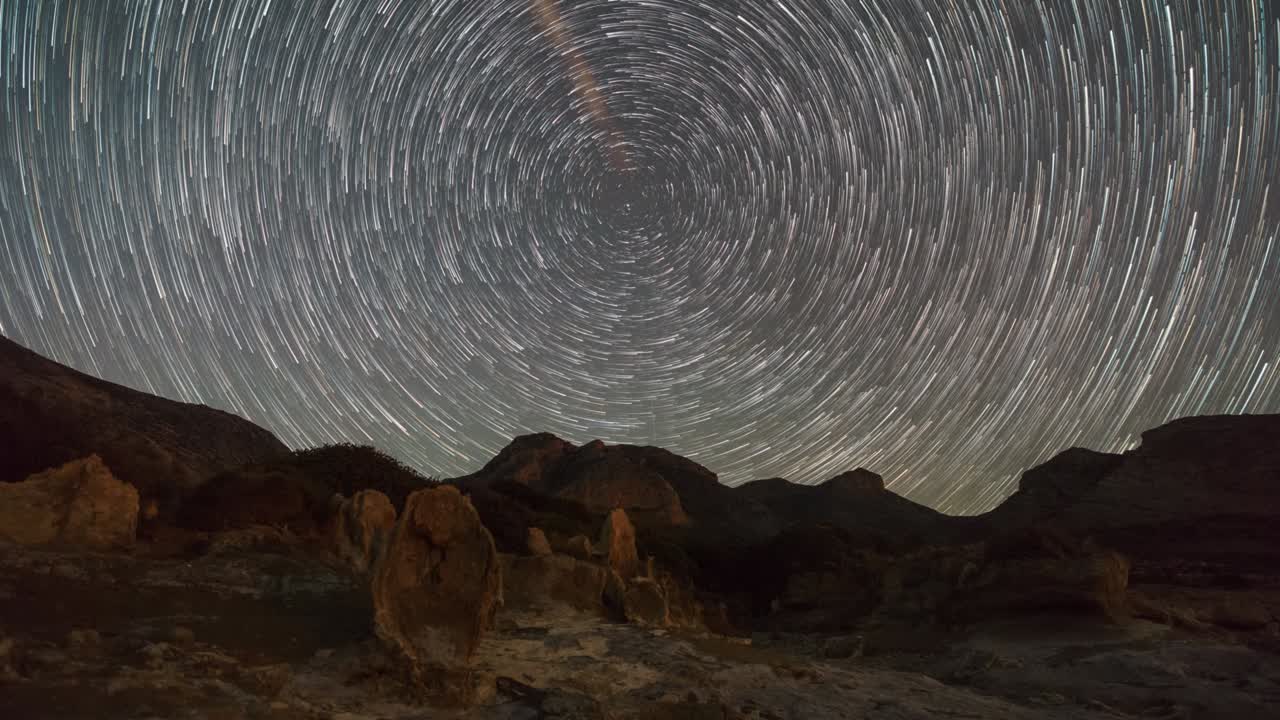 estrellas en movimiento haciendo un círculo de senderos estelares con polaris en el centro sobre el bosque de piedra geopark agios nikolaos con troncos de árboles fosilizados, peloponeso, grecia