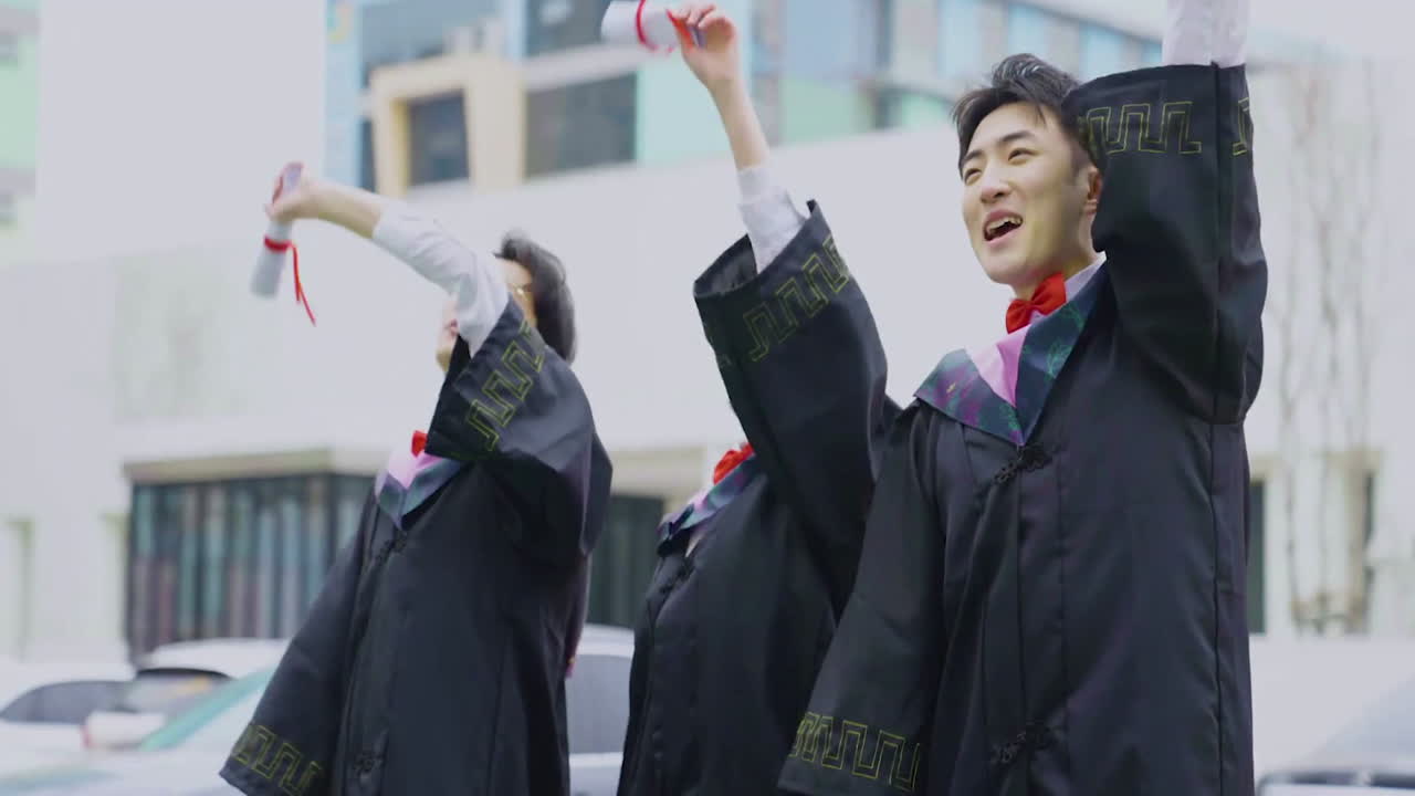 celebración educación graduación éxito estudiantil aprendizaje, gratitud o estudiantes felices señalando en clase, universidad o presentación universitaria