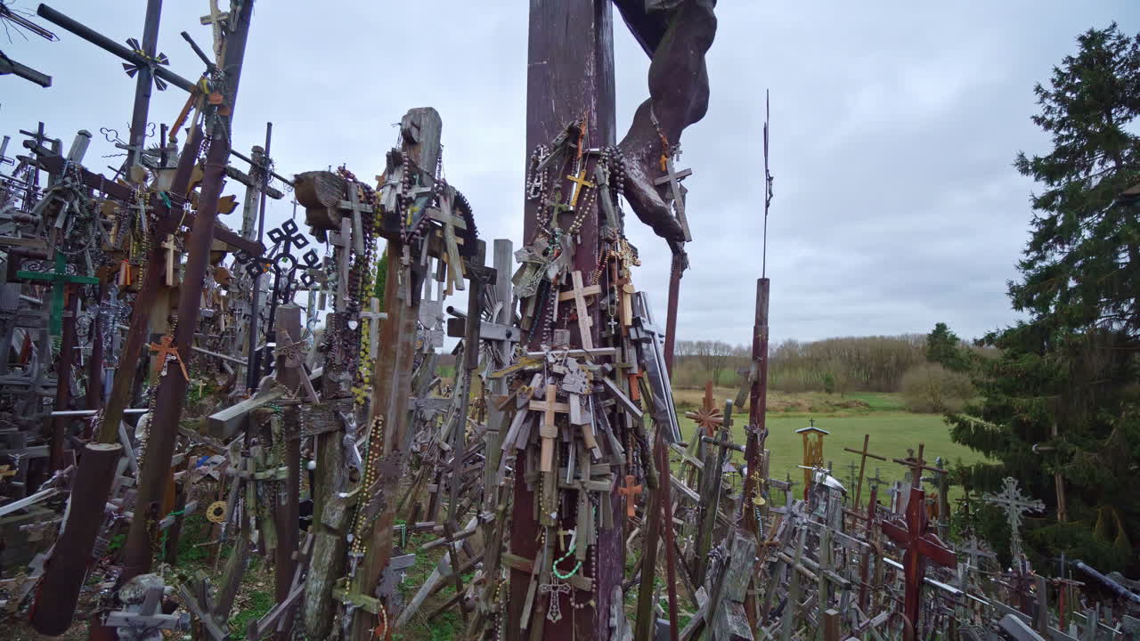 бесконечное количество крестов в городе siauliai, литва, просмотр движения