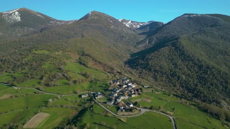 pintoresco pueblo de piornedo en las montañas de ancares en españa - toma aérea de avión no tripulado