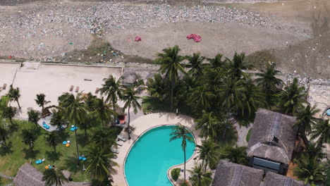 vista aérea de basura y residuos plásticos esparcidos frente a un complejo turístico cerca de ham tien, phan thiet, vietnam