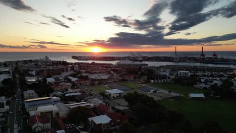 Toma-Aérea-De-Fremantle-Con-El-Puerto-Al-Fondo-En-Perth-Al-Atardecer,-Australia-Occidental