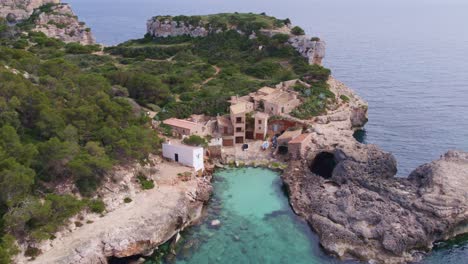 hermosa bahía de mallorca cala s 'almonia desde arriba durante el día, desde el aire