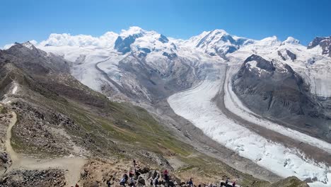 Flug-über-Das-Observatorium-Am-Gornergrat,-Schweizer-Alpen,-Zermatt,-Schweiz,-Mit-Dem-Blick-Auf-Einen-Wunderschönen-Gletscher,-Der-Aufgrund-Des-Klimawandels-Oder-Der-Globalen-Erwärmung-Kürzer-Wird