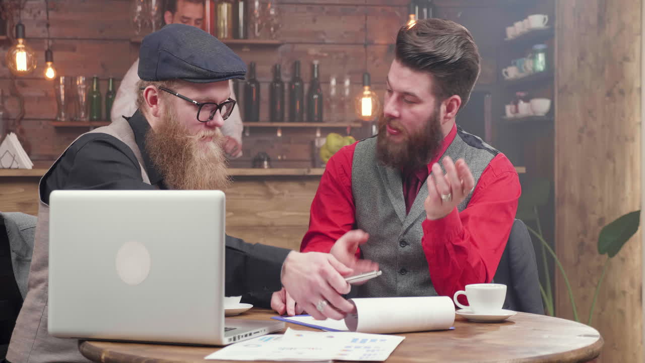 카페에 있는 사람들