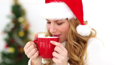una rubia festiva disfrutando de chocolate caliente