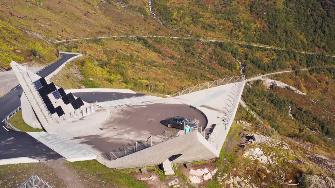 공중 전망, 화창한 여름날 노르웨이 gualarfjellet 계곡 위의 현대적인 관점에서 외로운 여성, 궤도 드론 샷