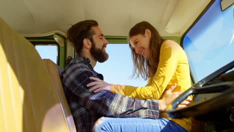 Mujer-Joven-Feliz-Sentada-En-El-Regazo-Del-Hombre-En-Una-Camioneta-En-Un-Día-Soleado-4k