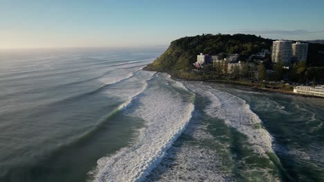 Amplia-Antena-Moviéndose-Hacia-Adelante-Sobre-Cabezas-De-Burleigh,-Costa-Dorada,-Australia