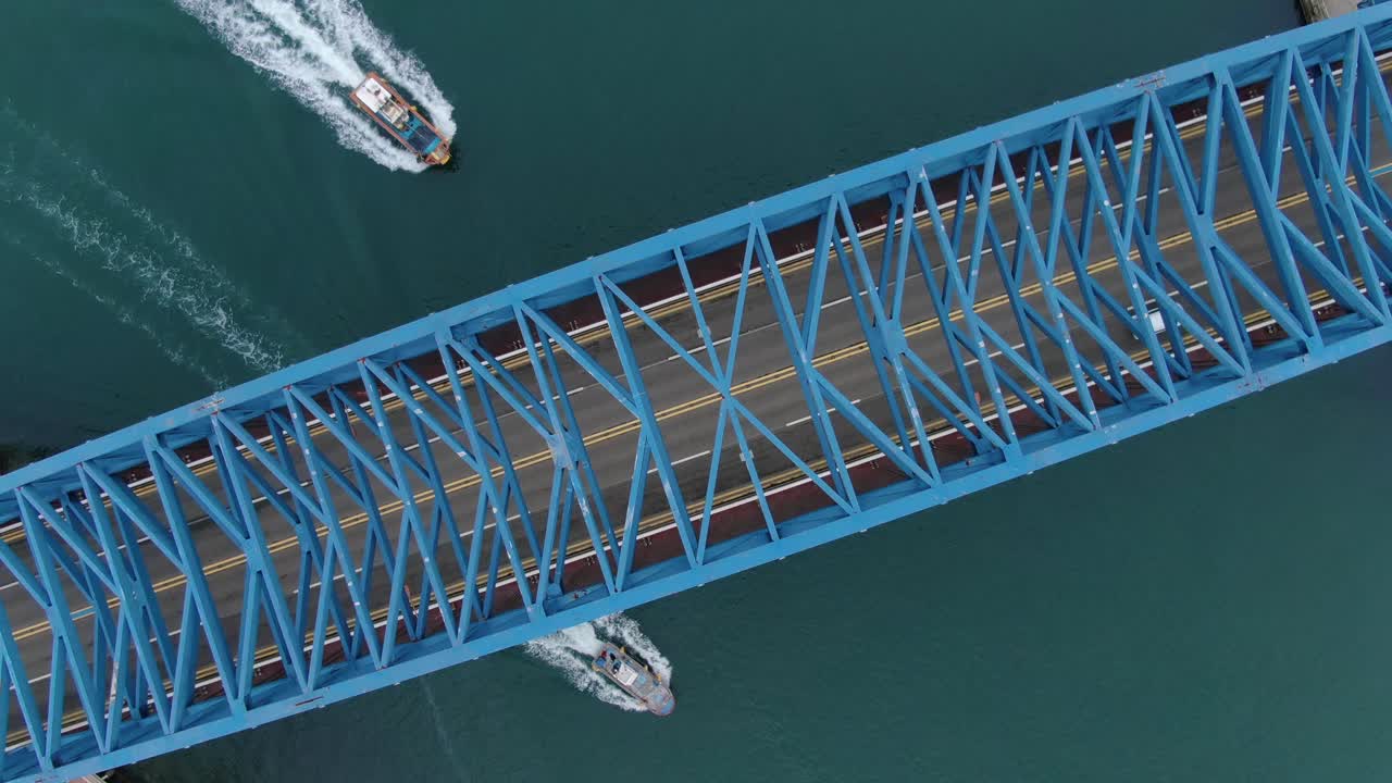 оживленное движение и корабли на голубом хребте