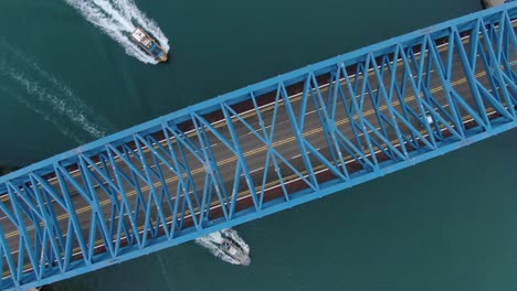el intenso tráfico y los barcos en la cresta azul