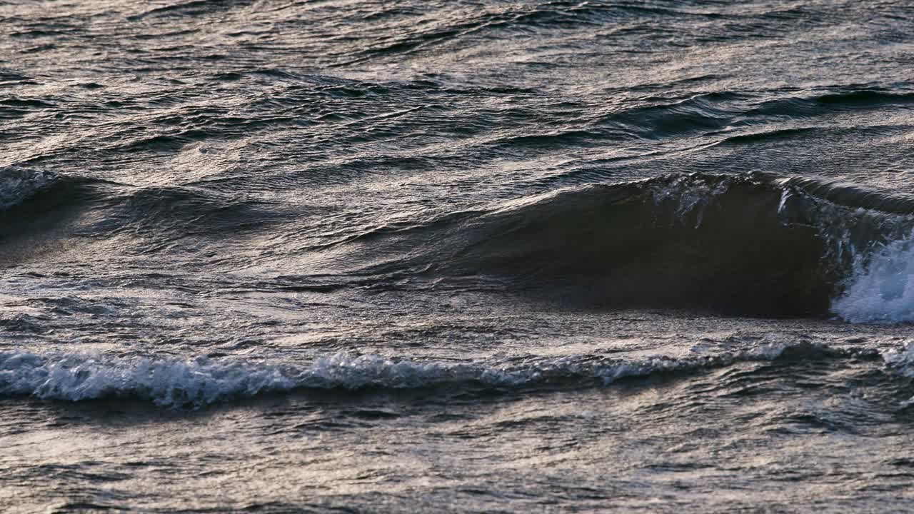 240fps의 느린 동작으로 파동을 깨뜨립니다.