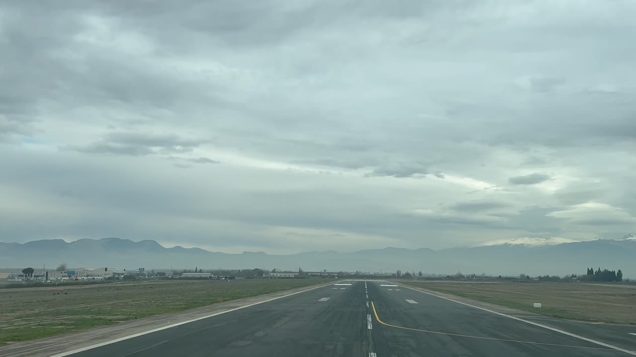 추운 겨울 하늘과 함께 눈 인 산 의 활주로에서 실제 시간 이륙