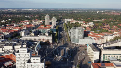 Toma-Aérea-De-La-Plaza-Grunwald-Y-Cruce-Con-Los-Edificios-De-Dormitorios-De-Estudiantes-En-El-Paisaje-Urbano-Oriental-De-Wroclaw,-Polonia