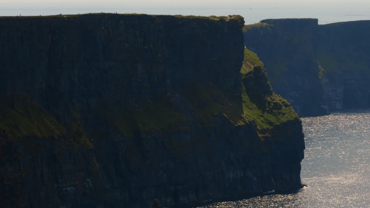 los acantilados de la torre de moher sobre la escarpada costa de west clare en irlanda