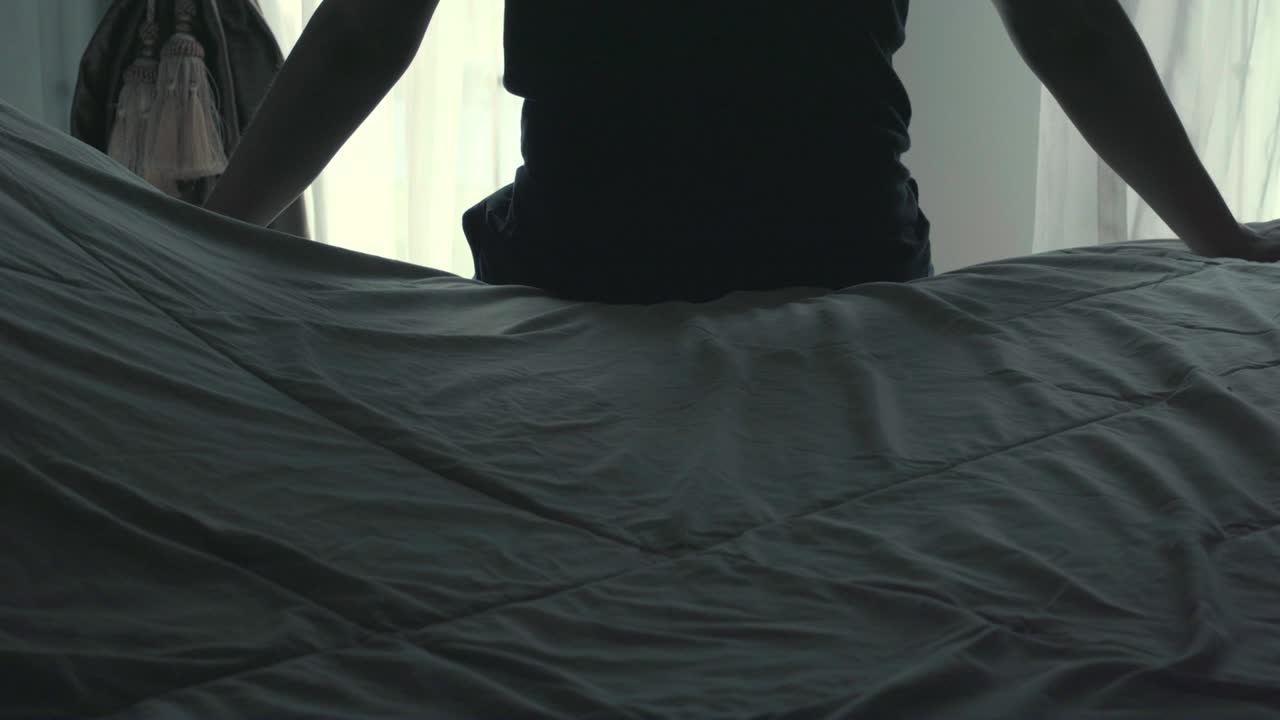 그는 아침에 침실에서 깨어났다.