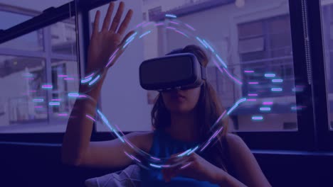 animación de rastros de luz brillante de transferencia de datos sobre mujer biracial en auriculares vr.