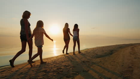 Eltern-Mit-Kindern-Gehen-Im-Sand-Am-Strand-Abend-Sonnenuntergang